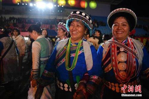 云南傈僳小伙吃瓜网,云南傈僳小伙的夏日吃瓜生活